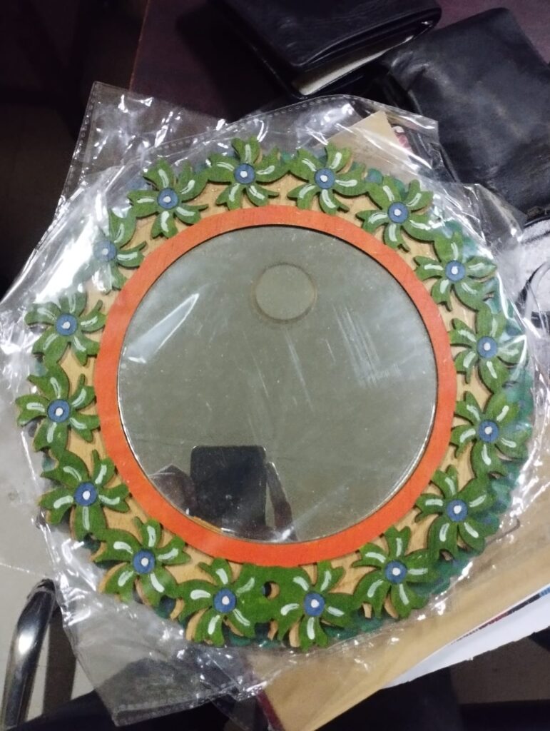 কাঠের কালারফুল আয়না (chw-091)